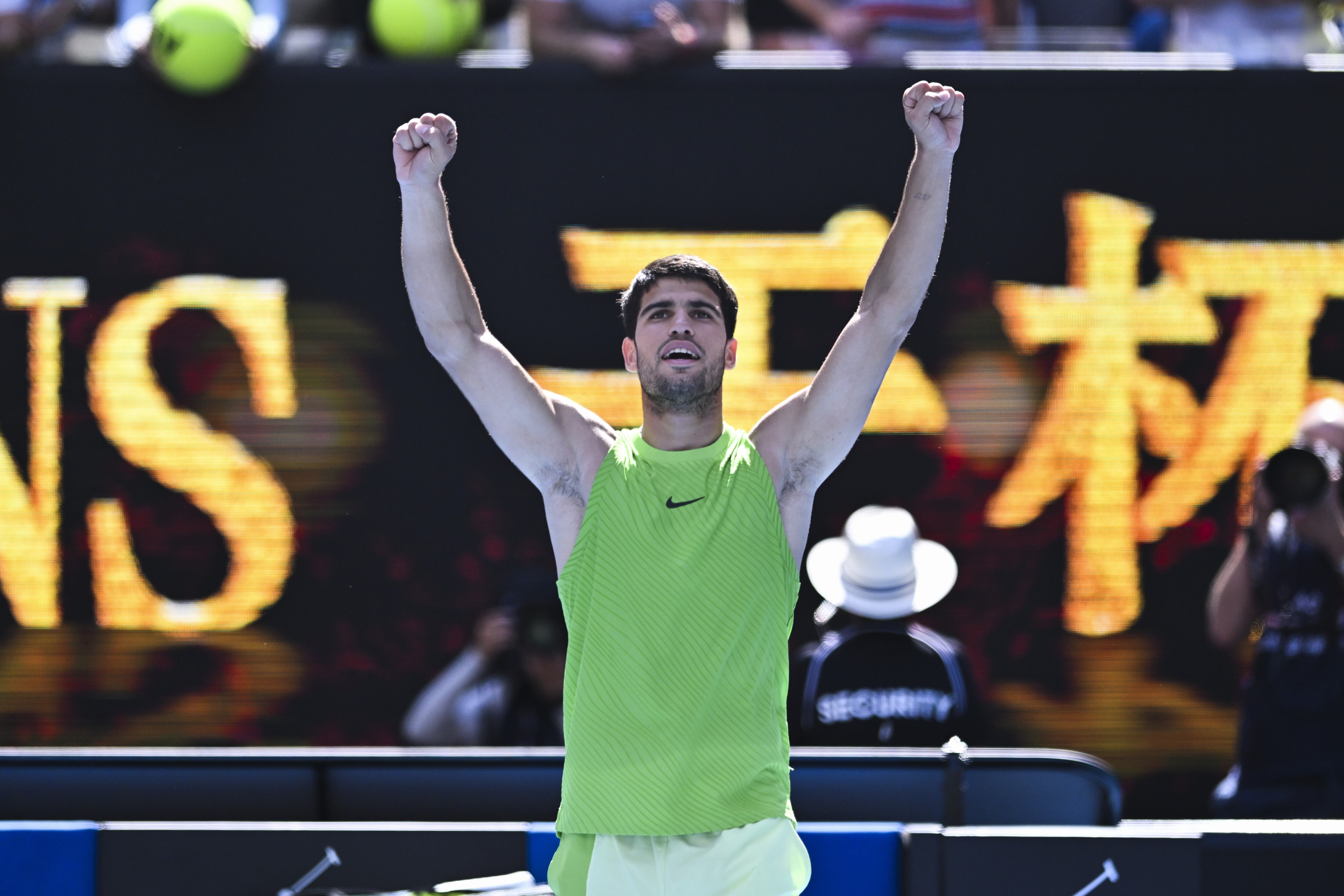 Carlos Alcaraz celebra su clasificación a cuartos de final del Abierto de Australia. (Photo by Mark Avellino/Anadolu via Getty Images)