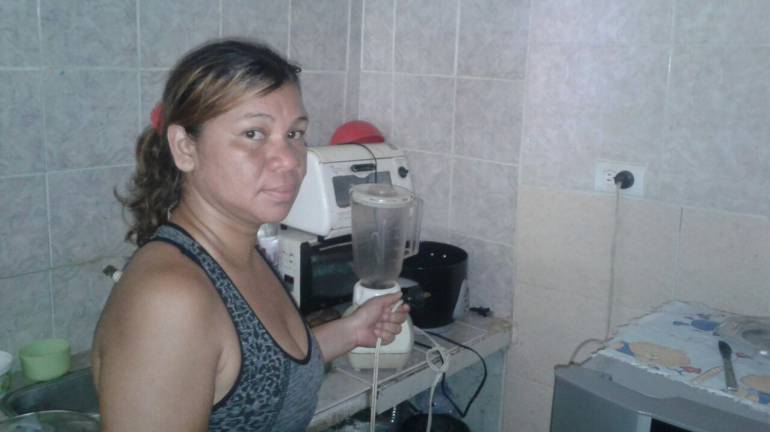 Jenny Viloria enseña el punto donde recibió descarga eléctrica cuando conectaba una licuadora.