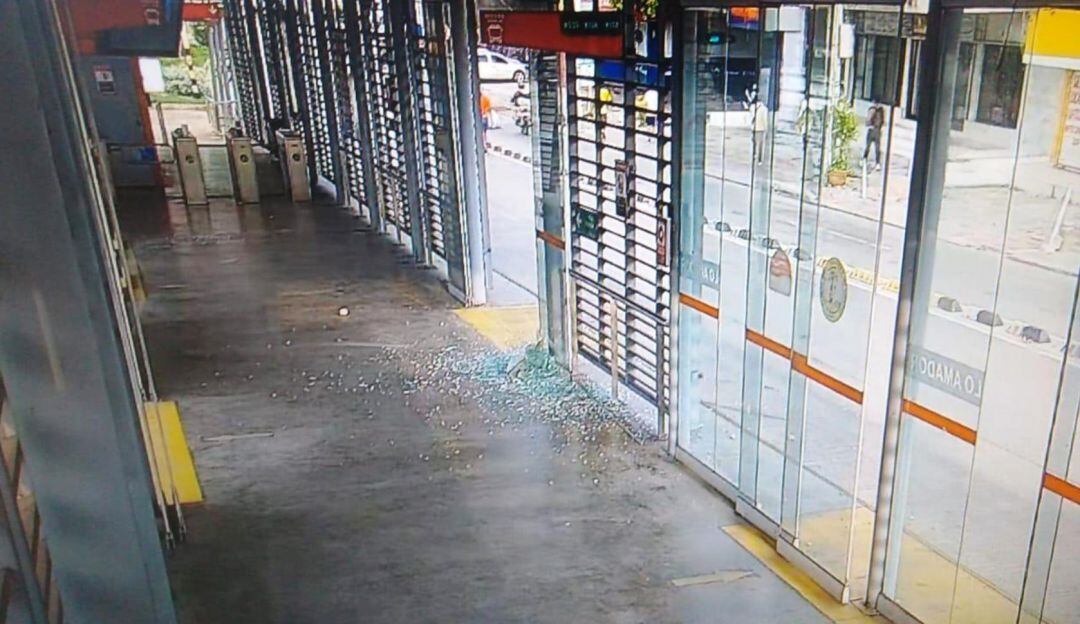 Las estaciones fueron atacadas por algunos individuos durante la jornada de protestas