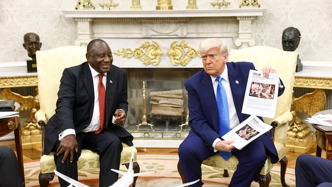 WASHINGTON (United States), 21/05/2025.- US President Donald Trump (R) holds up news articles related to violence in South Africa during a meeting with South Africa’s President Cyril Ramaphosa (L), in the Oval Office of the White House in Washington, DC, USA, 21 May 2025. Ramaphosa’s visit comes one week after Trump claimed there is an on-going genocide in South Africa and granted refugee status to 59 Afrikaners. (Sudáfrica) EFE/EPA/JIM LO SCALZO