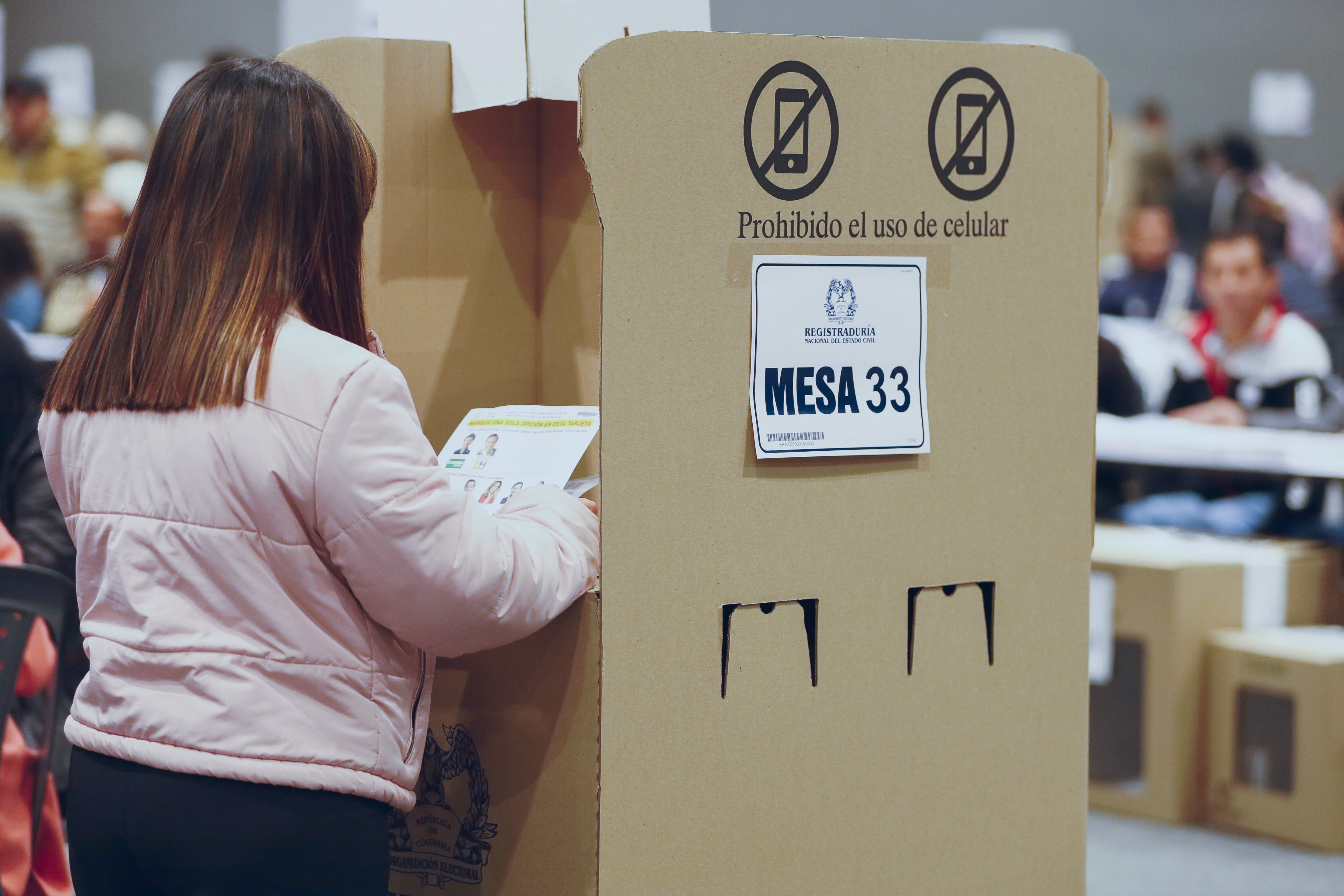 Mujer votando en una jornada de Elecciones en Colombia (Foto vía Getty Images)