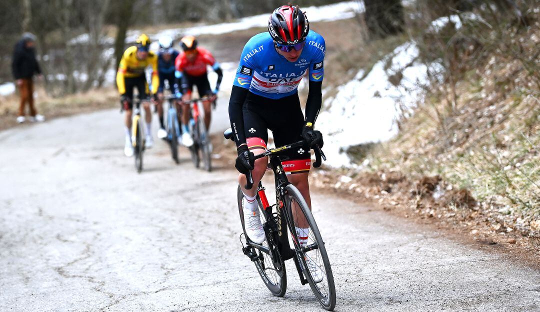 Tadej Pogacar en el momento que lanza su ataque letal para sentenciar la sexta etapa de la Tierreno-Adriático.
