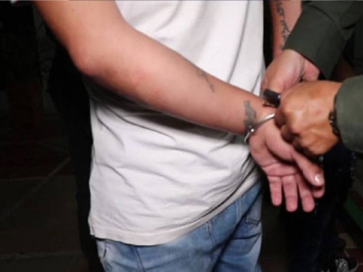 Hombre agrede a su padre y a un policía en una vía de Cundinamarca