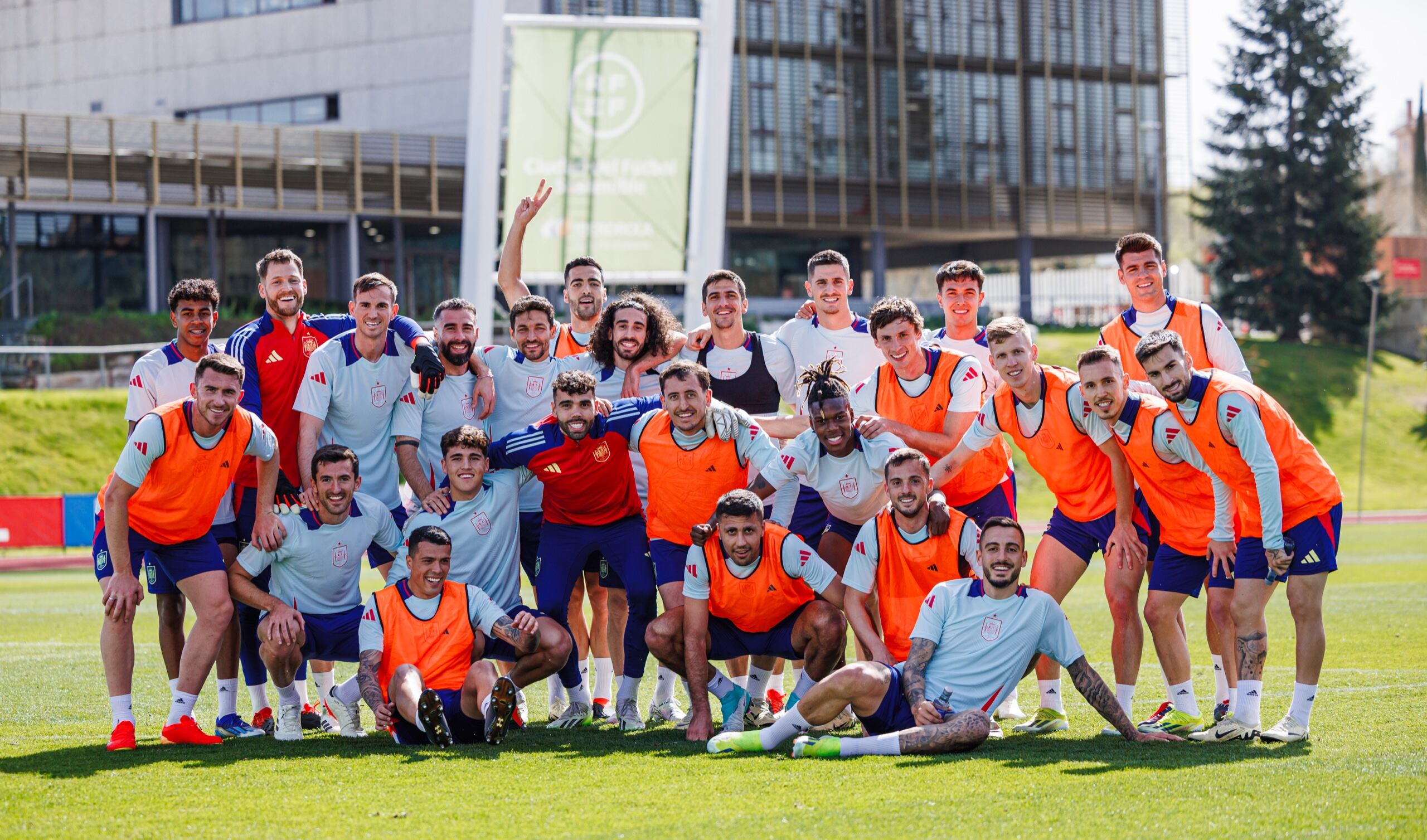 Presente de los españoles previo al partido con Colombia / @SEFutbol