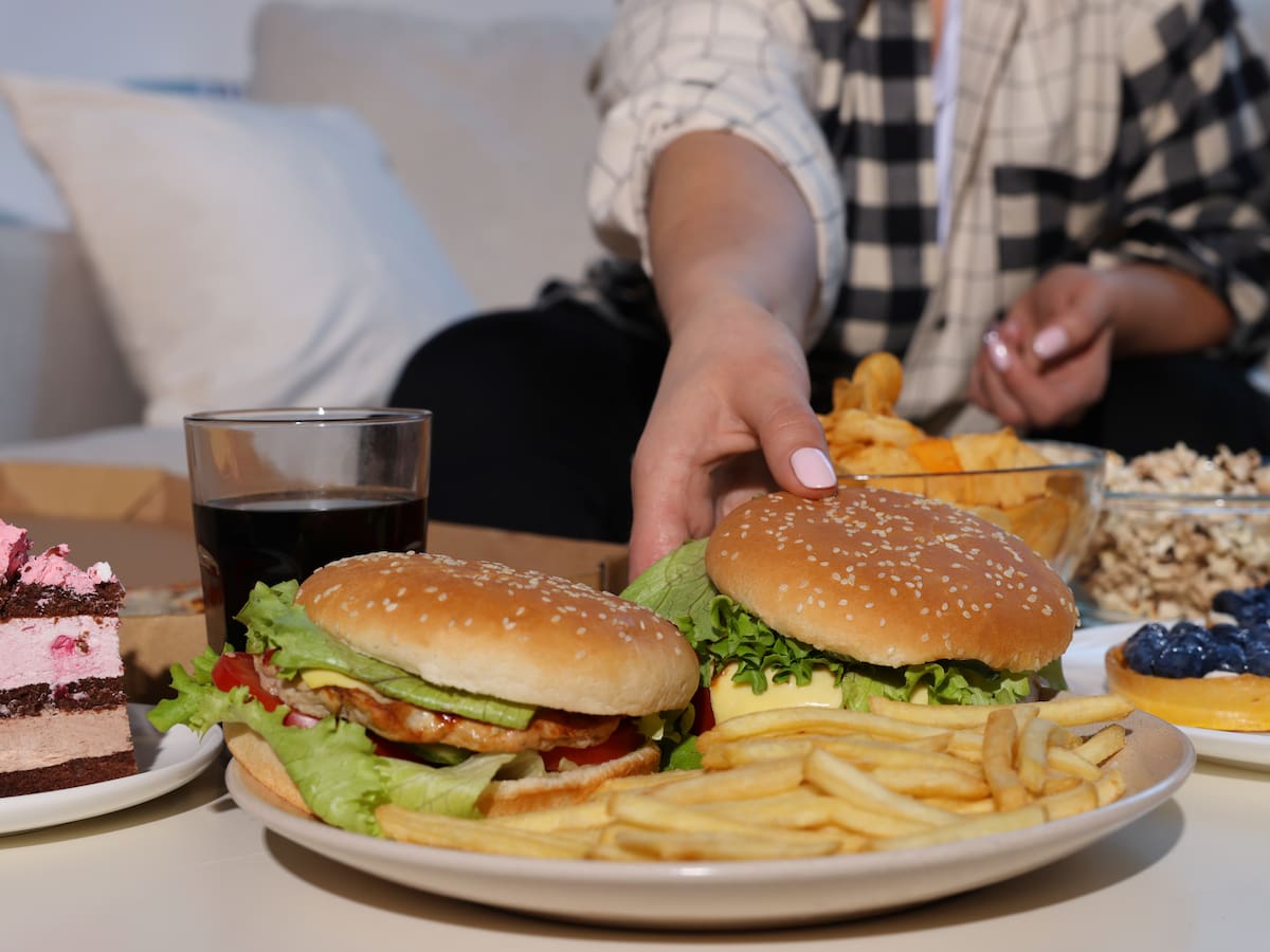 ¿Ha escuchado sobre personas que comen y no engordan? Este es el secreto según la ciencia