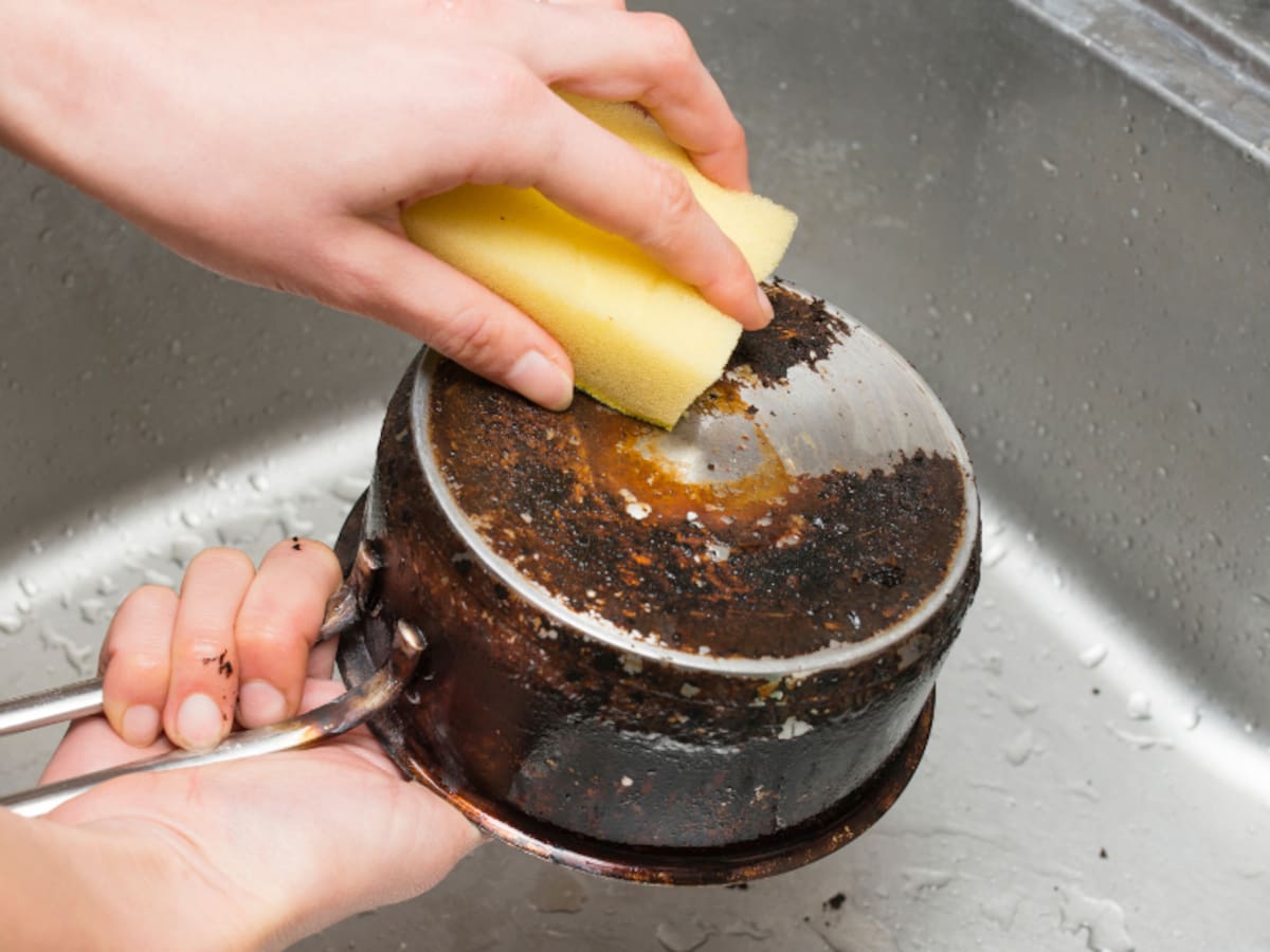 Cómo limpiarle lo quemado a una olla muy negra y pegada: truco con ingredientes de cocina