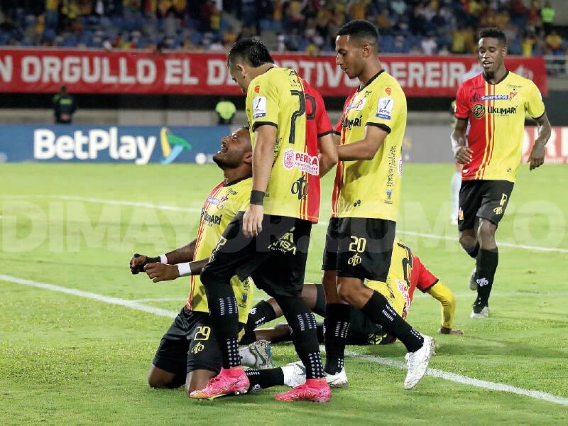 Los jugadores del Pereira celebran el gol de Carlos Ramírez / Colprensa.