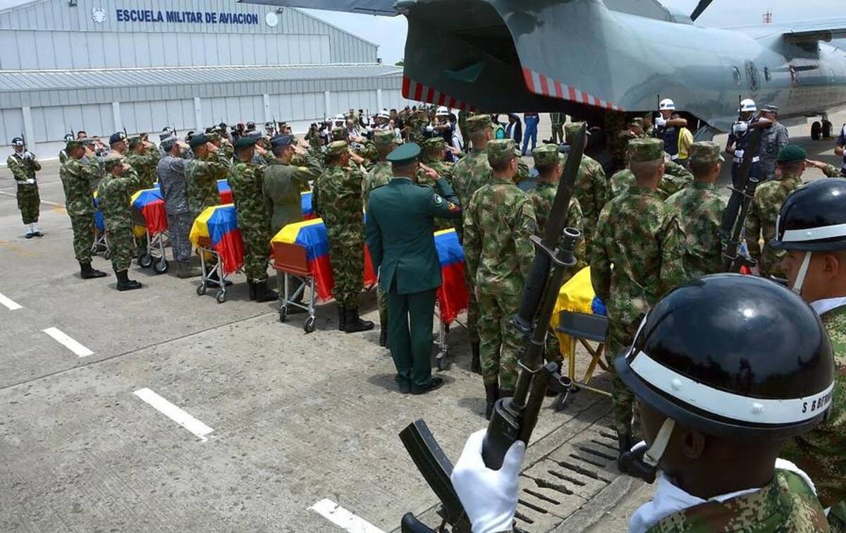 Miembros del Ejército y la Fuerza Aérea despidieron los feretros de los soldados asesinados por las Farc en una emboscada en  Buenos Aires, Cauca.