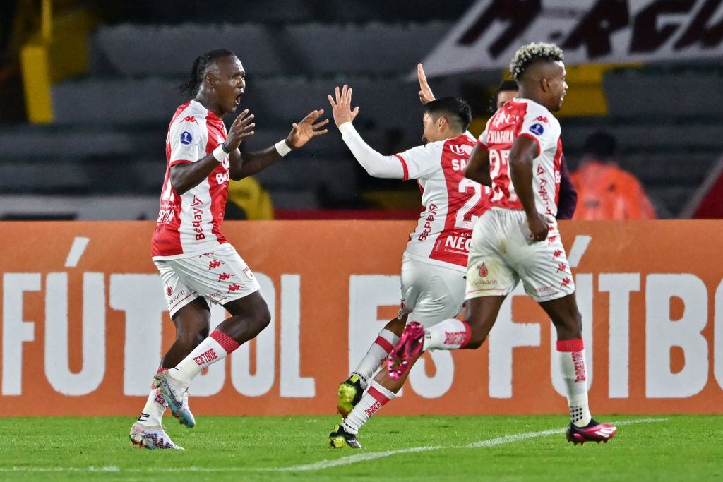 Hugo Rodallega celebra con Fabián Sambueza el gol marcado ante Universitario por la Copa Sudamericana en El Campín (Photo by Juan BARRETO / AFP) (Photo by JUAN BARRETO/AFP via Getty Images)