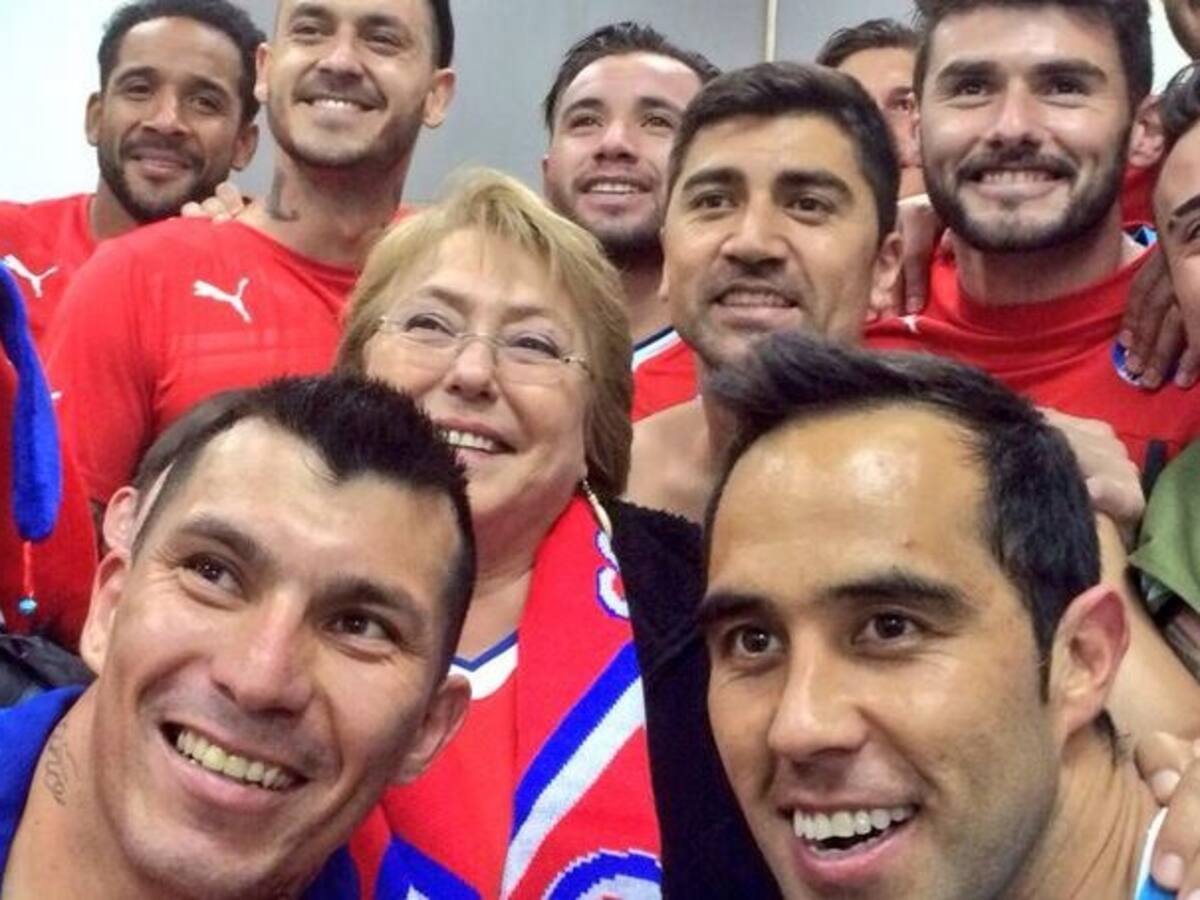 Michelle Bachelet se unió a la celebración de 'La Roja'