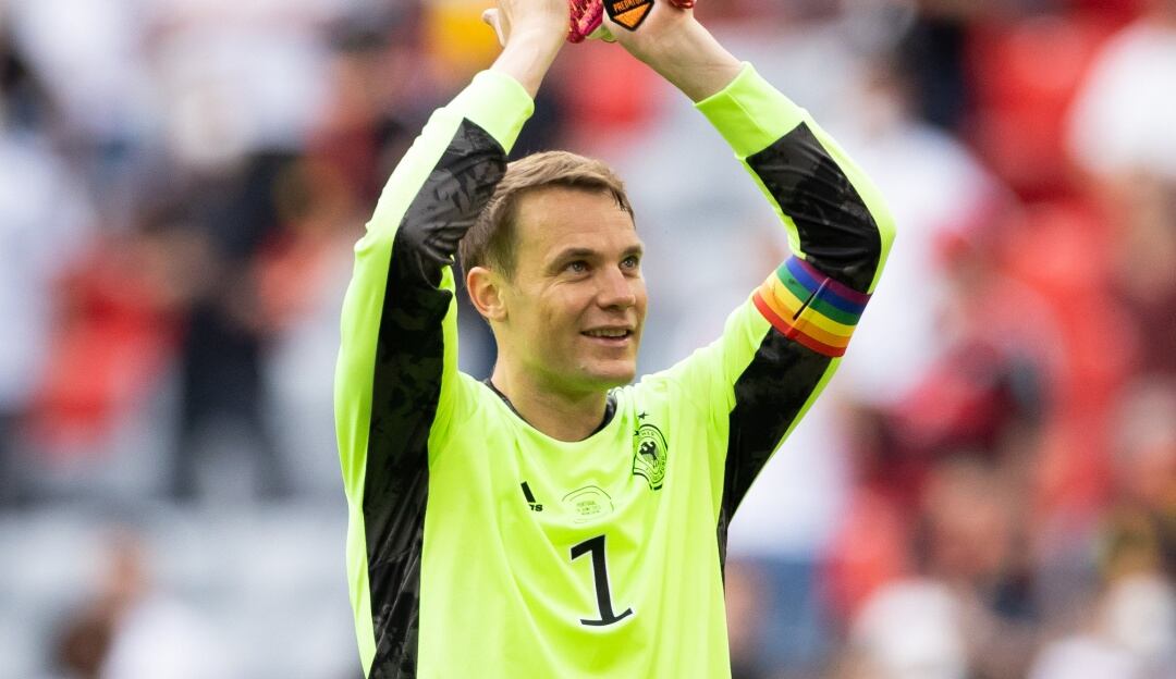 Manuel Neuer portando su brazalete con los colores de la comunidad LGBTI.
