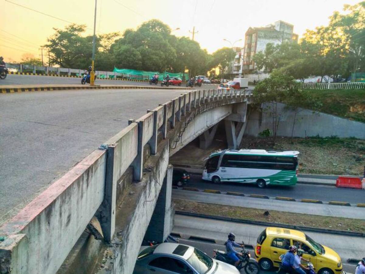 Cierran el paso por el puente de Conucos en sentido oriente occidente