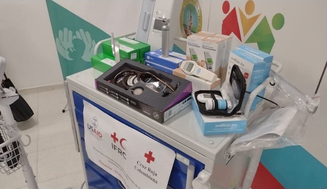 Entre el material donado se encuentran 10 camillas, 5 desfibriladores, 5 carros de parto, 10 fonendoscopios, 10 glucómetros, entre otros