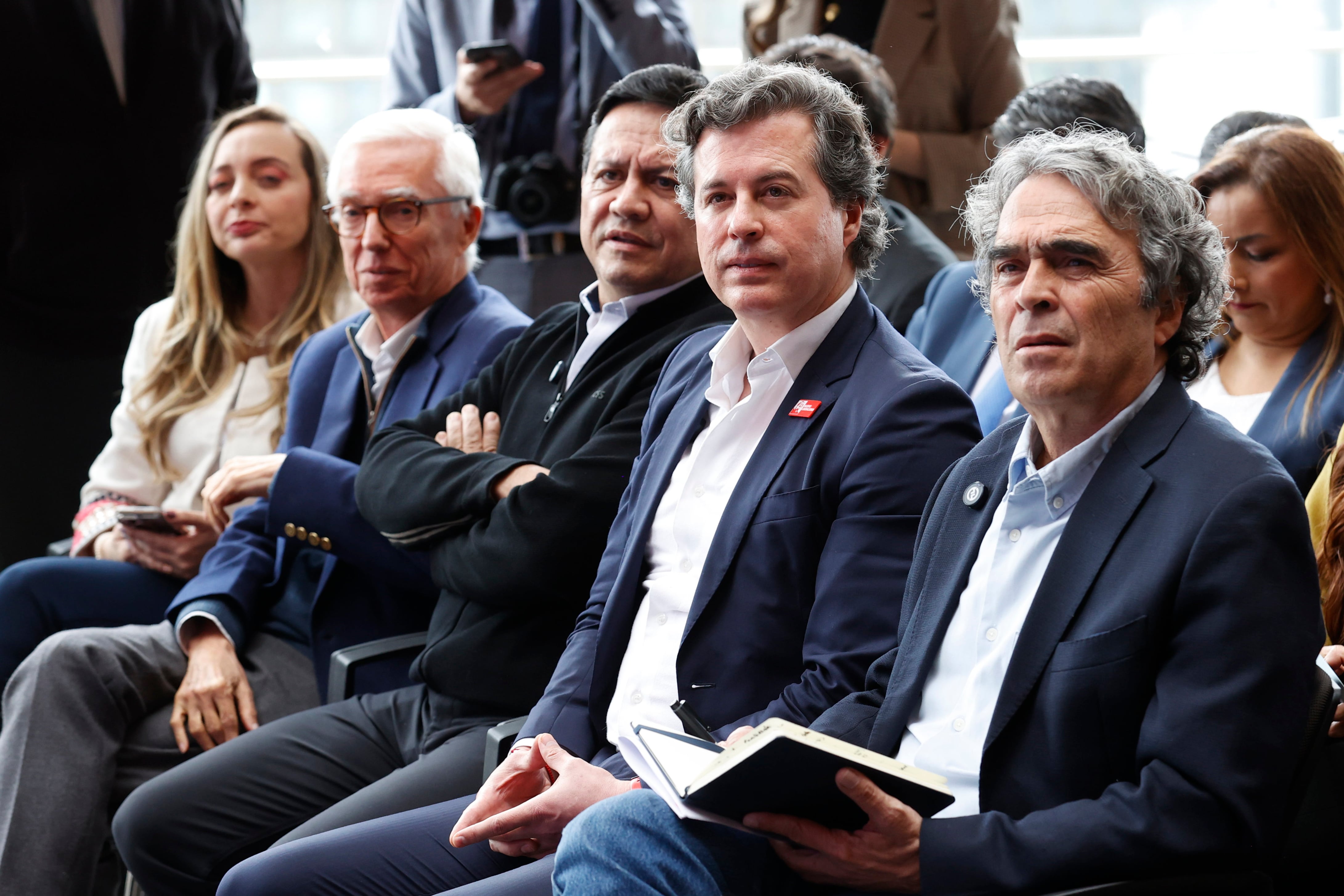 AME8173. BOGOTÁ (COLOMBIA), 24/06/2025.- Desde la izquierda la senadora y vicepresidenta del MIRA Ana Paola Agudelo, el exsenador Jorge Enrique Robledo, el senador Manuel Antonio Virgüez, el político colombiano del partido Nuevo Liberalismo Juan Manuel Galán, y el exalcalde de Medellín Sergio Fajardo se reúnen este martes, en Bogotá (Colombia). Los partidos colombianos Nuevo Liberalismo, MIRA y Dignidad & Compromiso anunciaron la coalición '¡Ahora Colombia!, con la que unirán fuerzas, a pesar de las diferencias que tienen, para las elecciones legislativas de marzo de 2026. EFE/ Mauricio Dueñas Castañeda