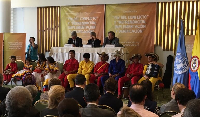 En la foto el delegado de la ONU, Fabrizio Hochschild (izquierda), Alejo Vargas (derecha) 