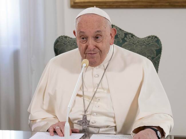 Vatican City (Vatican City State (holy See)), 03/12/2023.- A handout picture provided by the Vatican Media shows Pope Francis reciting the Angelus Domini, at Casa Santa Marta, in Vatican City, 03 December 2023. The 86-year-old Argentinian pontiff was unable to deliver the prayer in person from the usual window of the Apostolic Palace overlooking Saint Peter's Square as he recovers from pulmonary inflammation. Pope Francis said he was praying for the four victims and 42 injured in a blast at a Mass at a Philippines university suspected to have been carried out by Islamist militants. 'I wish to assure my prayers for the victims of the attack that took place this morning in the Philippines, where a bomb exploded during mass. I am close to the families, to the people of Mindanao, who have already suffered so much', Francis said at the weekly Angelus prayer, in an appeal read in his place by Mgr Paolo Braida. (Papa, Filipinas) EFE/EPA/VATICAN MEDIA HANDOUT HANDOUT EDITORIAL USE ONLY/NO SALES HANDOUT EDITORIAL USE ONLY/NO SALES