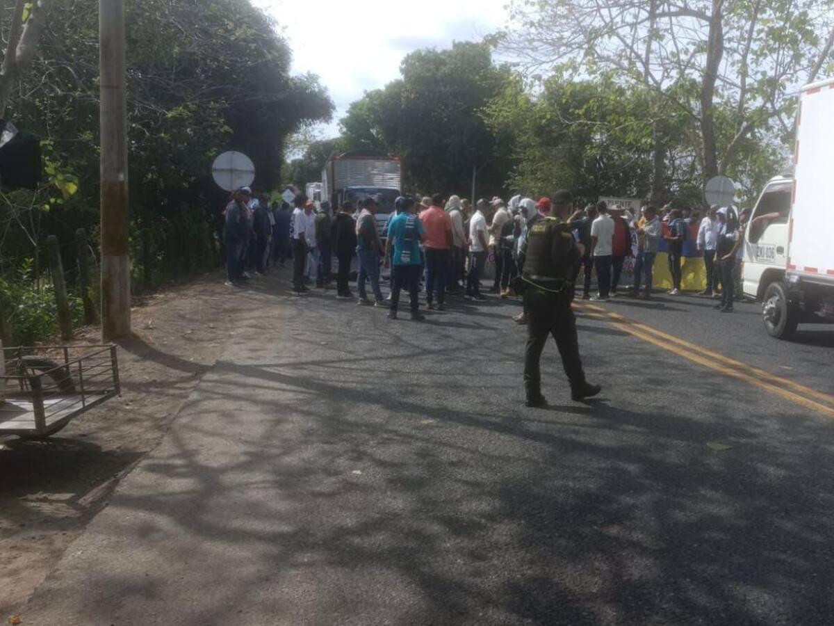 Arroceros de la Mojana bloquean Puente San Jorge exigiendo medidas urgentes al Gobierno Nacional