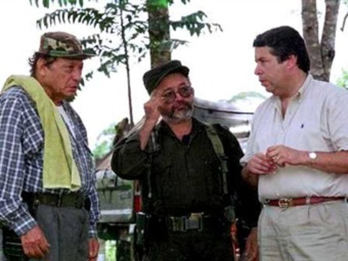 Con la guerrilla hay que solucionar el conflicto; la paz es con todos los colombianos: Víctor G. Ricardo