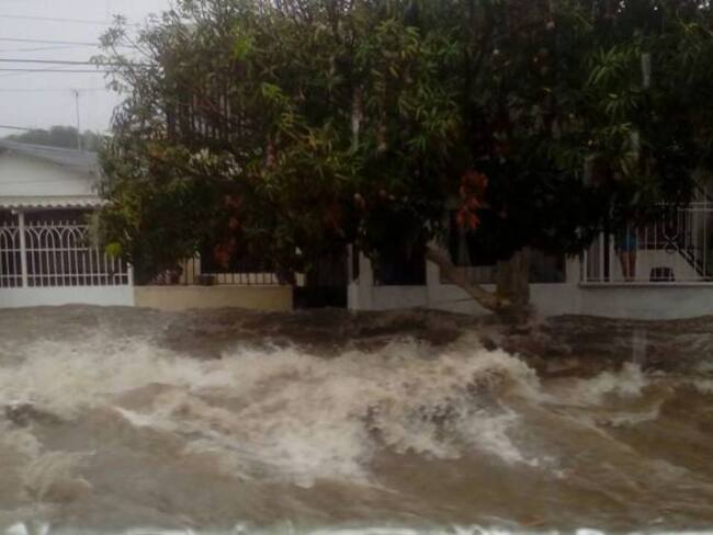 Se incrementan lluvias en la Costa por el paso del huracán María