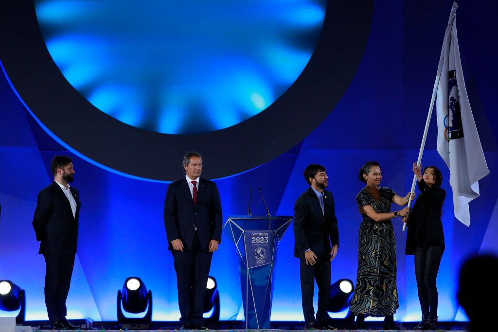 Neven Ilic, Presidente de Panam Sports, entrega la bandera panamericana al comité organizador de los Juegos Panamericanos Barranquilla 2027 durante la Ceremonia de Clausura de los Juegos Panamericanos Santiago 2023.
(Photo by Jam Media/Getty Images)