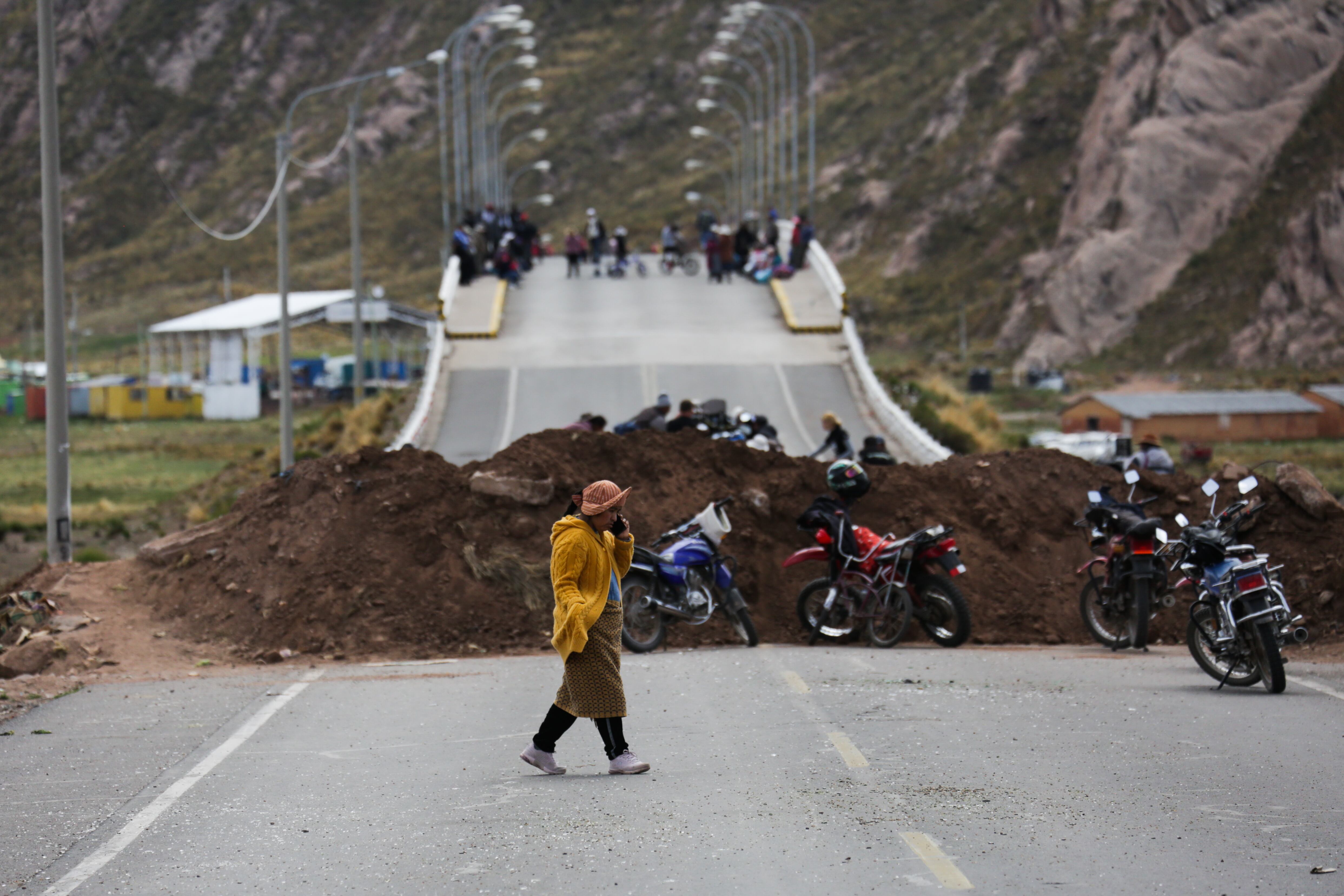 DESAGUADERO, BOLIVIA - PERU BORDER - JANUARY 18: Protestors block the border crossing in Desaguadero, Bolivia, Peru Border as they continue their demonstration demanding the resignation of the Peruvian President on January 18, 2023.  The current situation in Peru, where social sectors demand the resignation of the Peruvian president, affected Bolivia in a blockade in the border sector of Desaguadero, a border that unites Peru and Bolivia. (Photo by Luis Gandarillas/Anadolu Agency via Getty Images)
