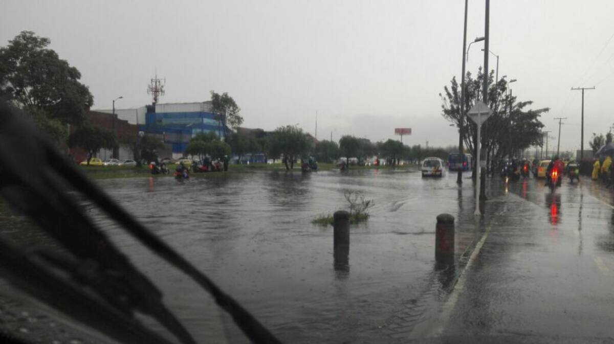 Según el Instituto del Riesgo y Cambio Climático se desbordó el agua de alcantarillas de la Av Boyacá.