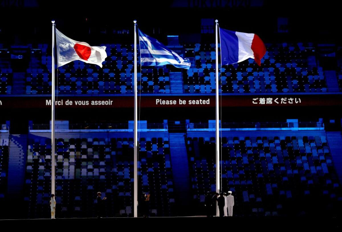 Banderas, de Japón, Grecia y Francia, esta última por ser la próxima sede de los Juegos Olímpicos