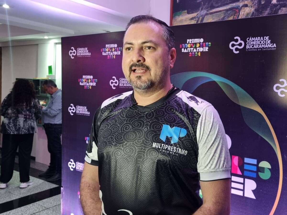 El hombre que le presta plata a los migrantes