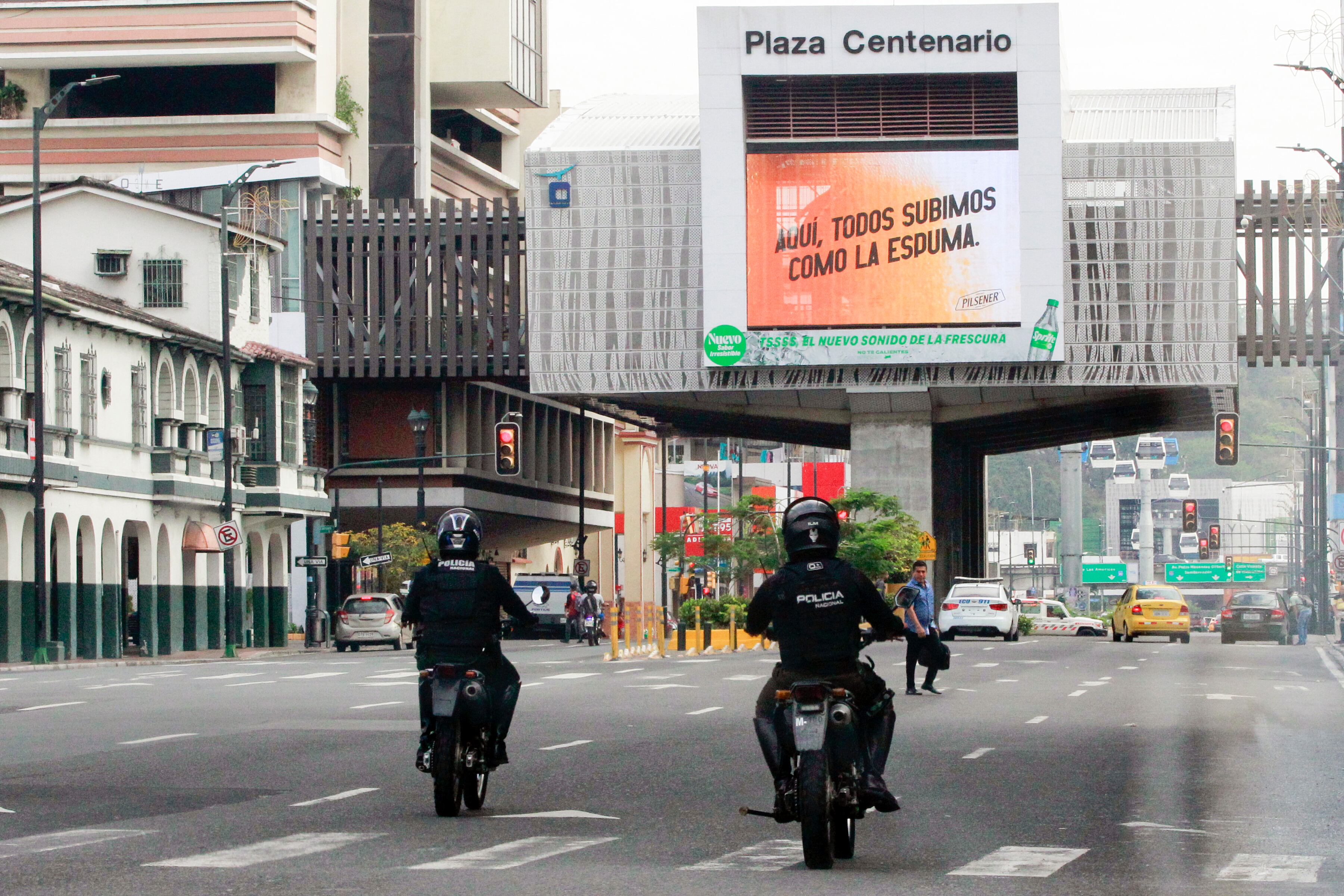 GUAYAQUIL (ECUADOR), 11/01/2024.- Policías ecuatorianos patrullan en la avenida Francisco de Orellana hoy, en Guayaquil (Ecuador). Varias ciudades ecuatorianas tuvieron este jueves un tímido despertar por segundo día consecutivo en medio del temor por la violencia desatada en el país esta semana, en la que el Ejecutivo declaró la existencia de un "conflicto armado interno" por atentados, que atribuye a grupos criminales a los que califica como "terroristas". La tradicional congestión de vehículos de un día laboral en ciudades como Quito y Guayaquil dio paso este jueves a imágenes típicas de un fin de semana, aunque es algo mayor que la registrada el miércoles. EFE/ Carlos Durán Araújo