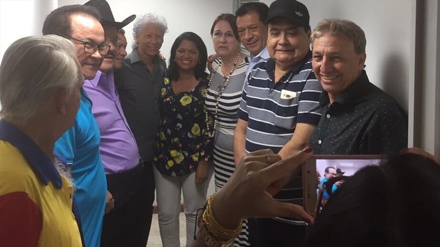 Juez y procuradora del caso Sayco, se fotografiaron con los compositores manifestantes. Foto: Cortesía