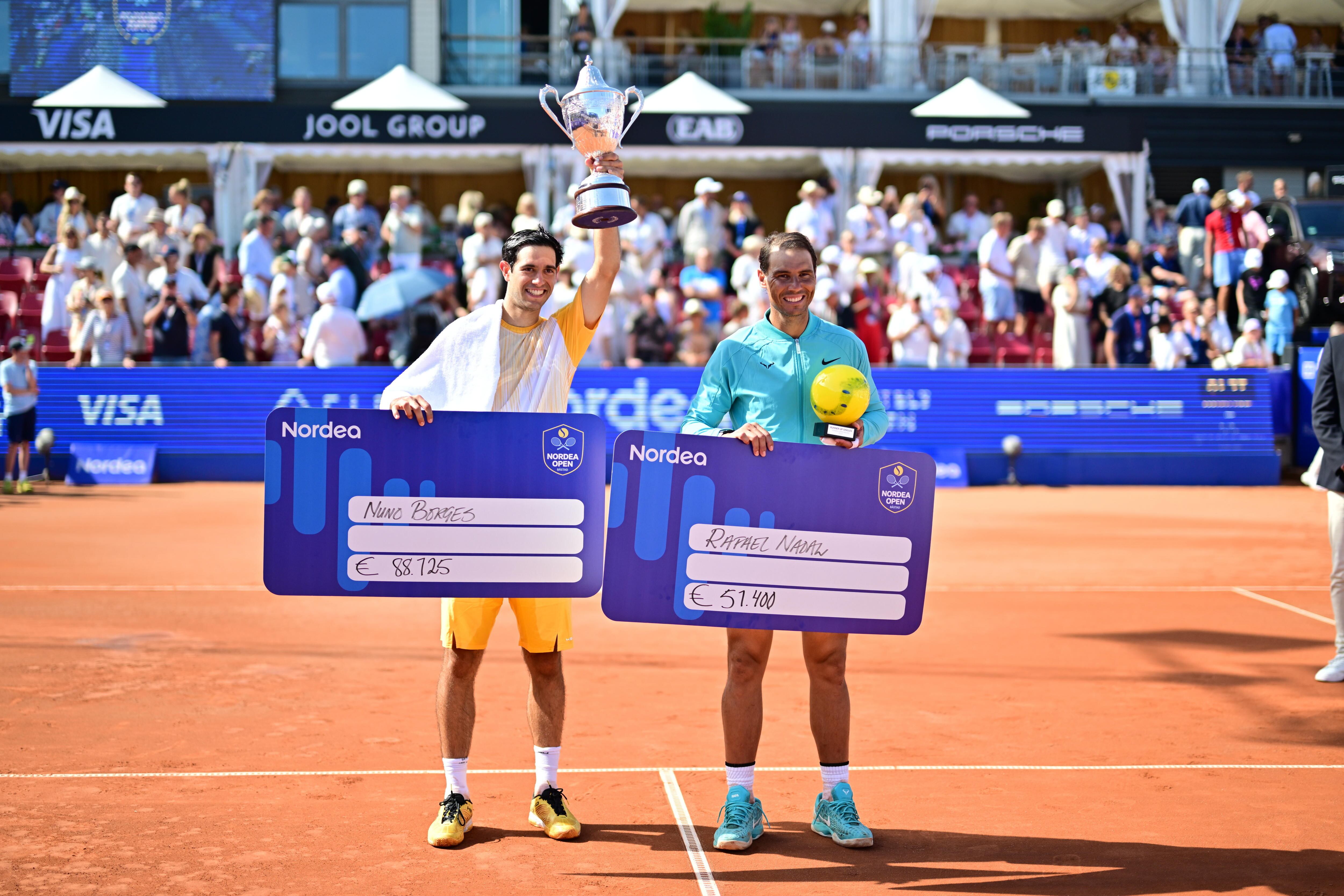 Nuno Borges celebra su título en Bastad junto a Rafael Nadal. EFE/Bjorn Larsson Rosvall SWEDEN OUT