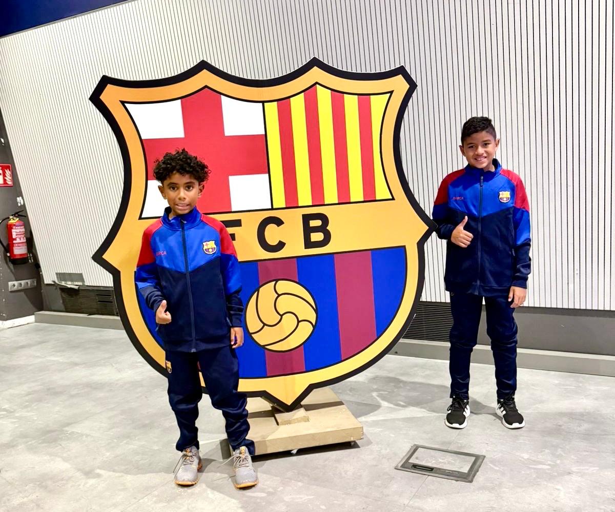 Dos jóvenes del fútbol bolivarense participan en campamento oficial del FC Barcelona