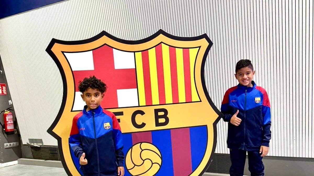 Dos jóvenes del fútbol bolivarense participan en campamento oficial del FC Barcelona