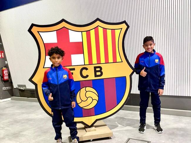 Dos jóvenes del fútbol bolivarense participan en campamento oficial del FC Barcelona
