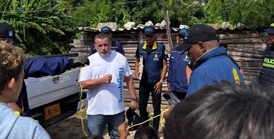 Funcionarios de la Alcaldía de Barranquilla con la comunidad de Isla Salamanca. Foto: cortesía Distrito.