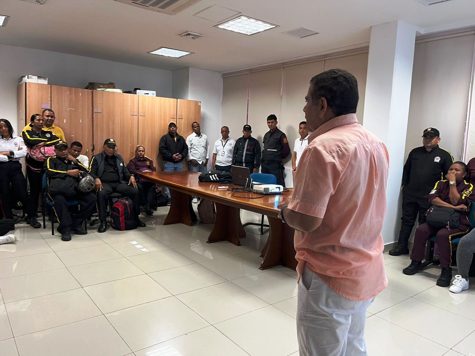 Transcaribe fortalece capacitaciones a guardas de seguridad en estaciones