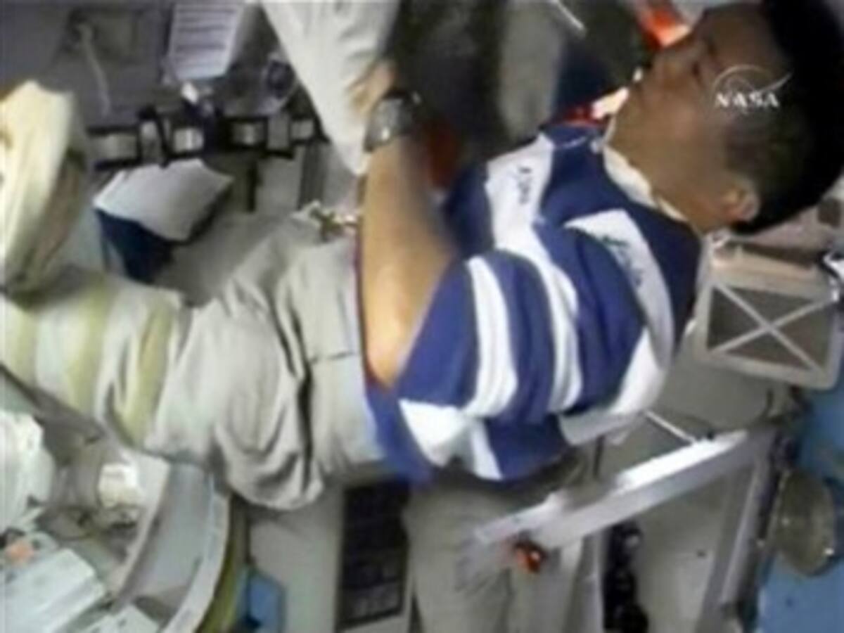 Un astronauta japonés prueba ropa interior inodora