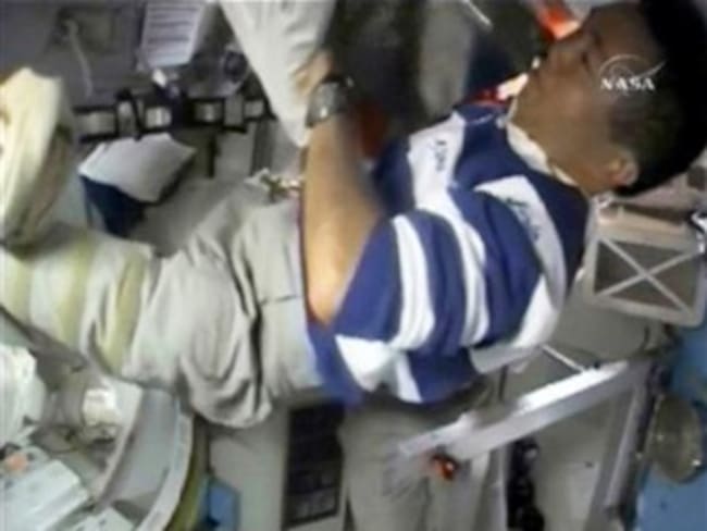 Un astronauta japonés prueba ropa interior inodora