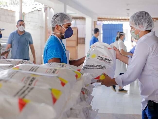 Inicia entrega de kits alimenticios a adultos mayores en Cartagena