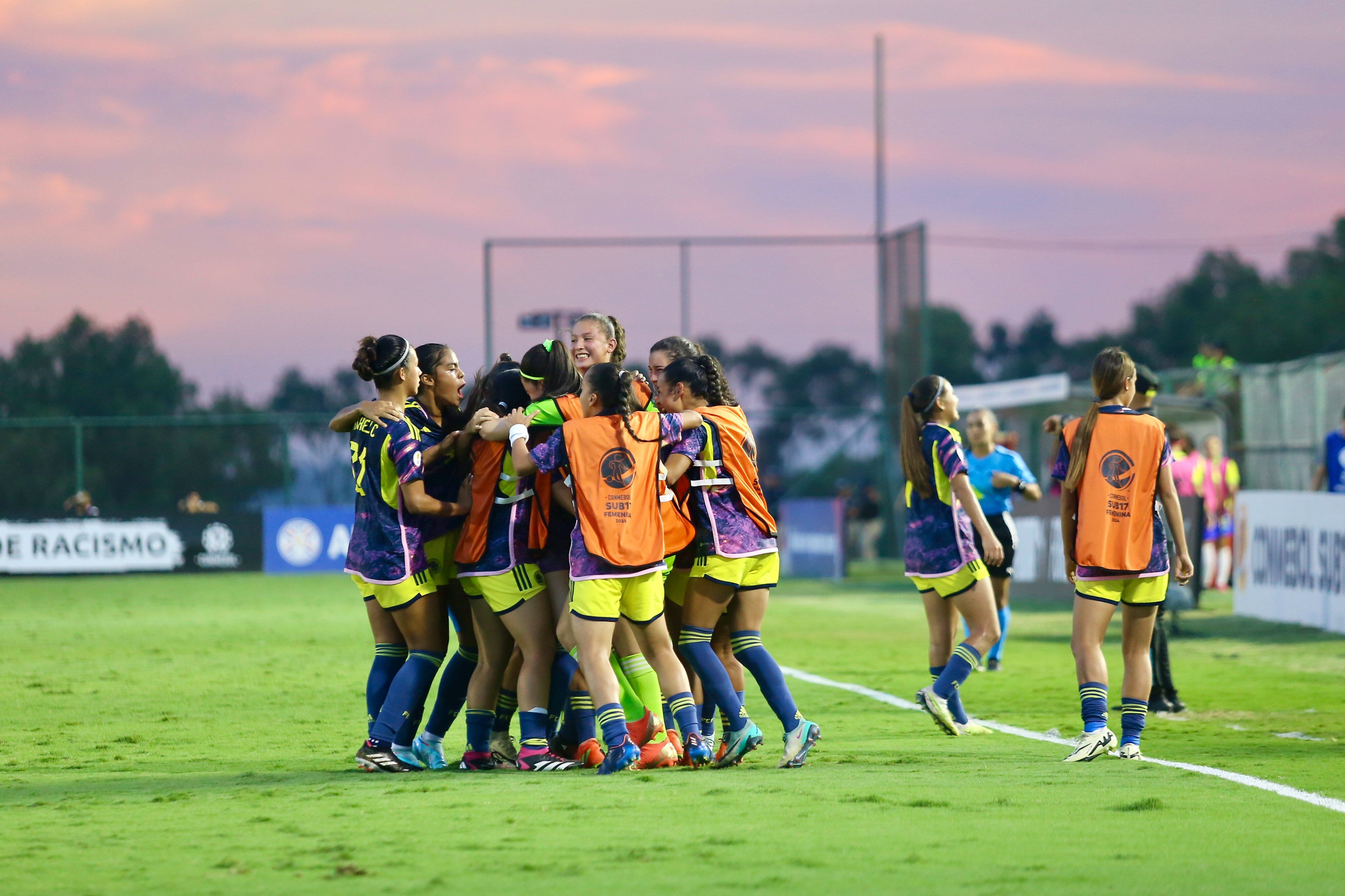 Las jugadoras de Colombian festejan uno de sus dos goles ante Basil / Twitter: @Conmebol