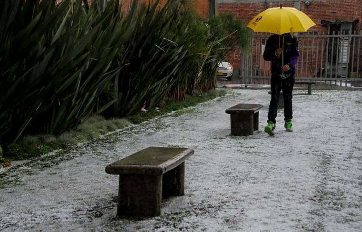 El barrio más afectado por el granizo es Alamos Norte, que presenta grandes cantidades de hielo en las calles y encharcamientos en sus vías.