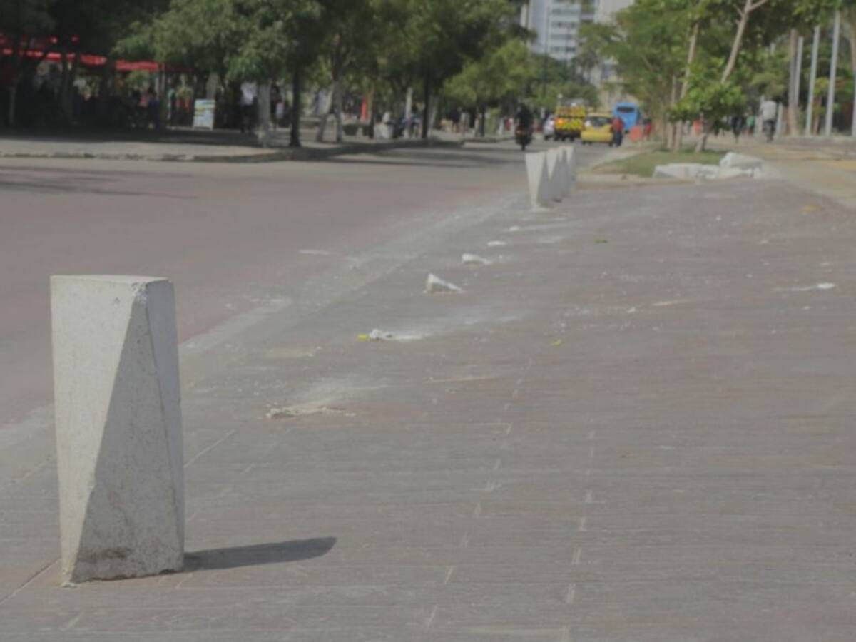 Vehículo impactó contra los bolardos del Camellón de la Bahía