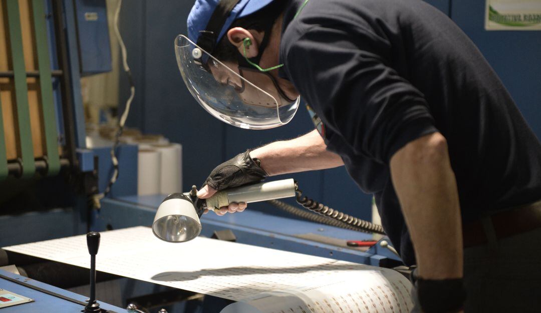 Mientros del Consejo Nacional Electoral de Ecuador revisan los tarjetones para la jornada electoral del domingo 7 de febrero.