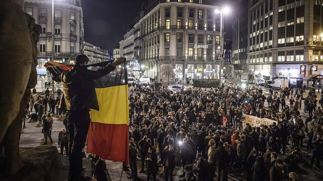Varias personas protestan en la plaza Bourse de Bruselas, Bélgica. Foto: Agencia EFE