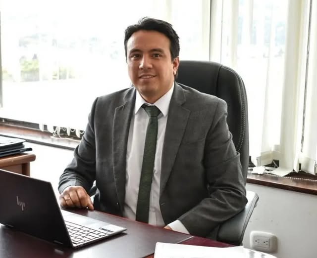 El Contralor elegido ha desempeñado importantes cargos públicos y privados.