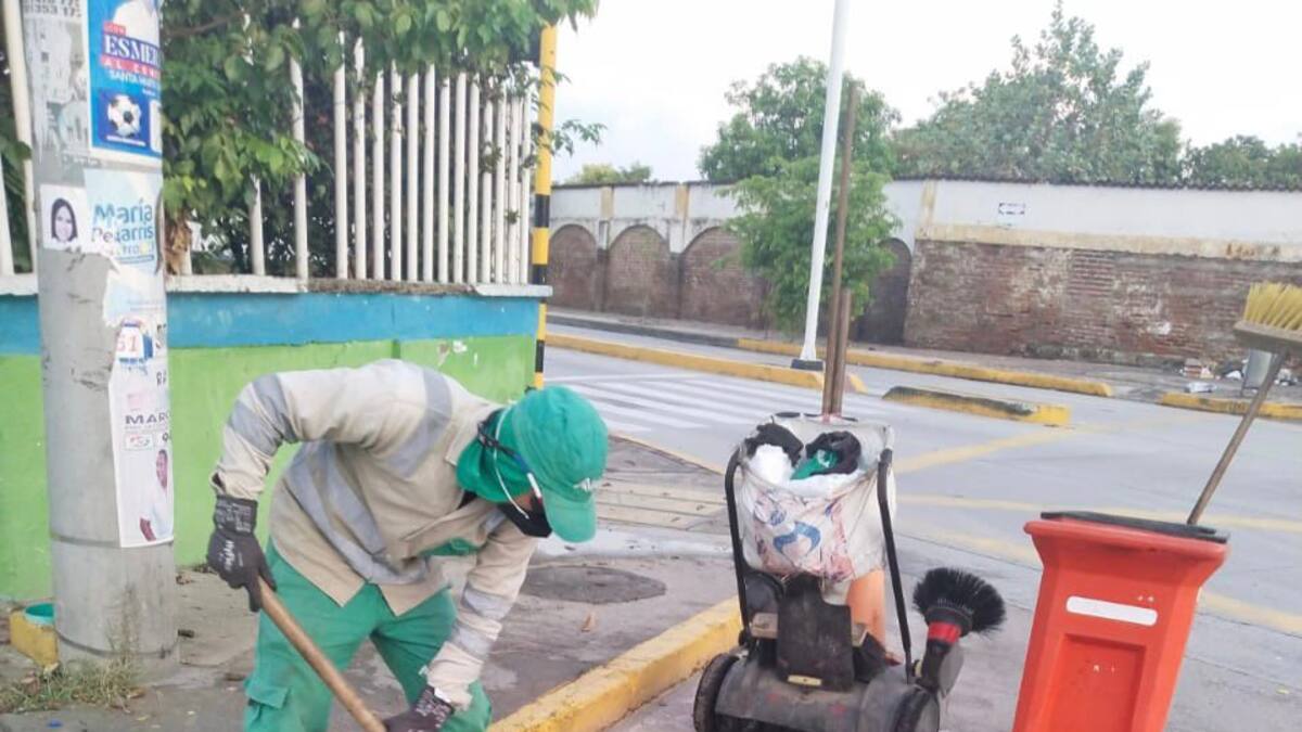 Empresa de aseo de Santa Marta interviene puntos críticos durante época de lluvias