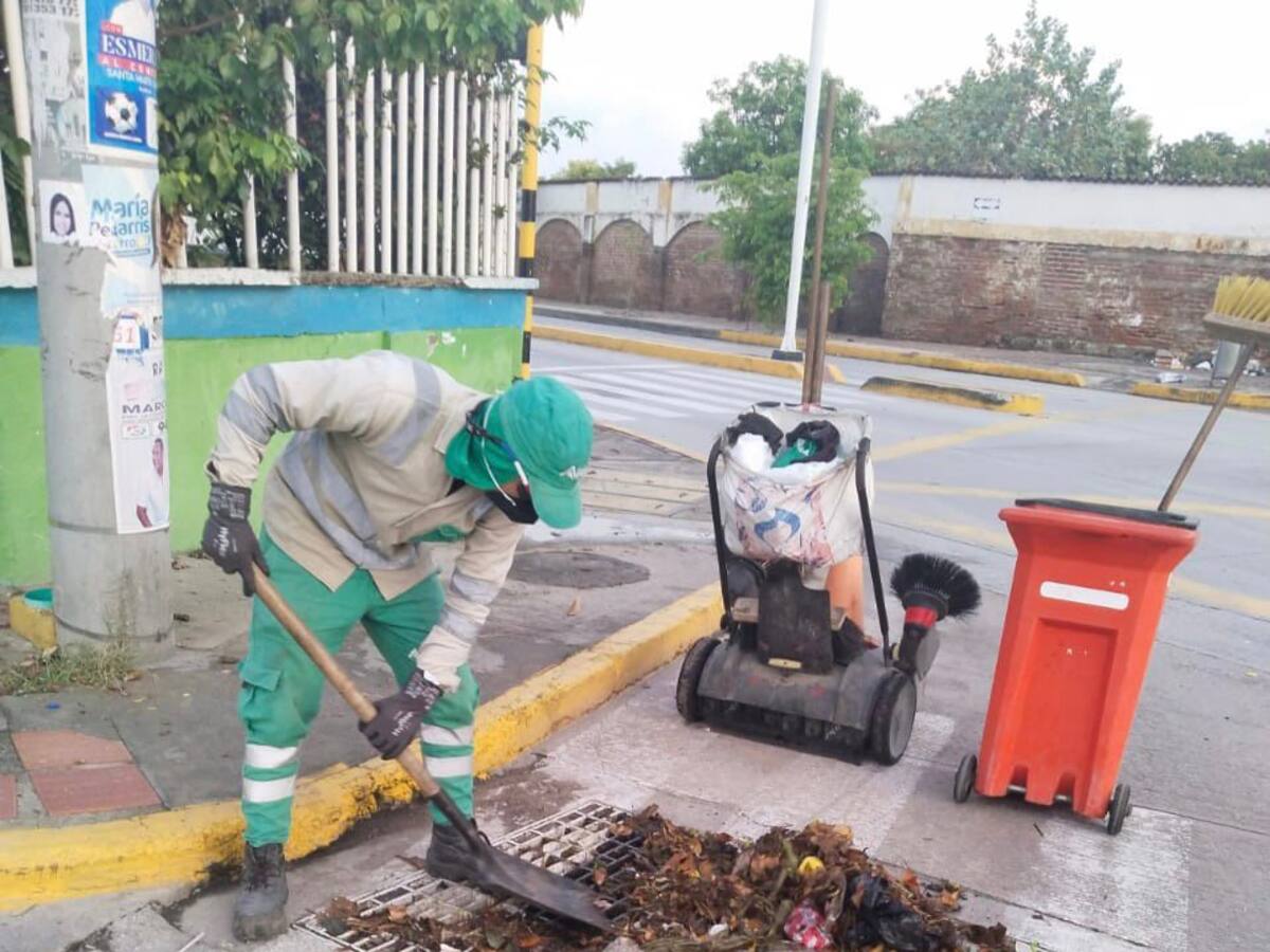 Empresa de aseo de Santa Marta interviene puntos críticos durante época de lluvias