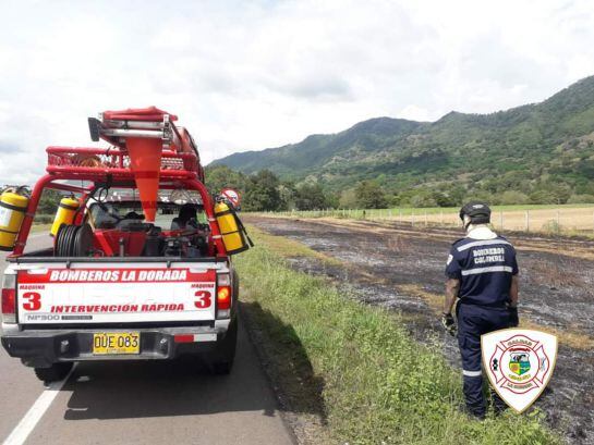 Incendio en la vía Bogotá – Medellín, cerca de la vereda Purnio en La Dorada
