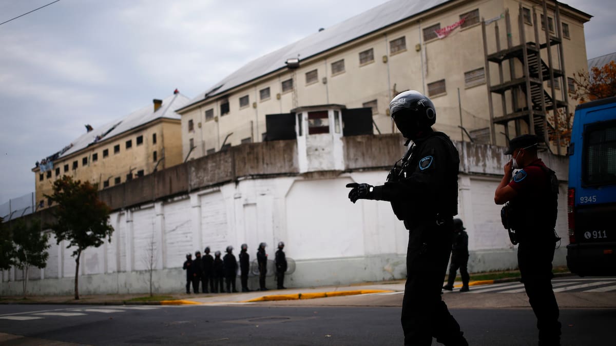 Justicia argentina ordena detener agentes penitenciarios por tortura y abuso sexual en cárcel