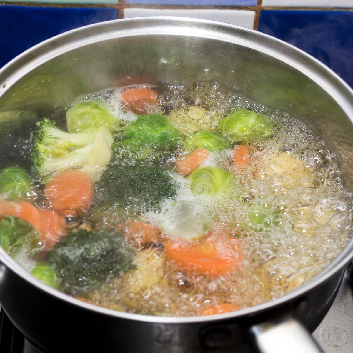 8 verduras que son más saludables hervidas: tomate, zanahoria y más ¿por qué?